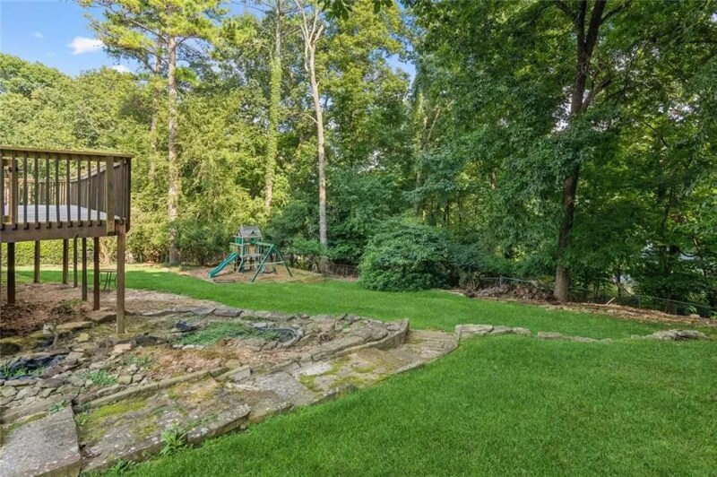 Building Photo - 1616 Maple Ridge Dr