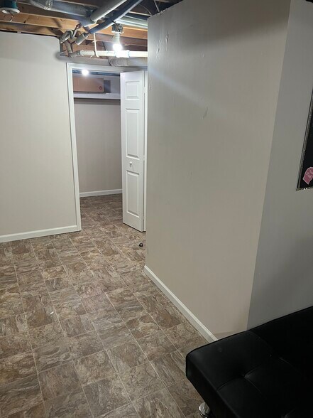 Building Photo - 3084 Village Cir