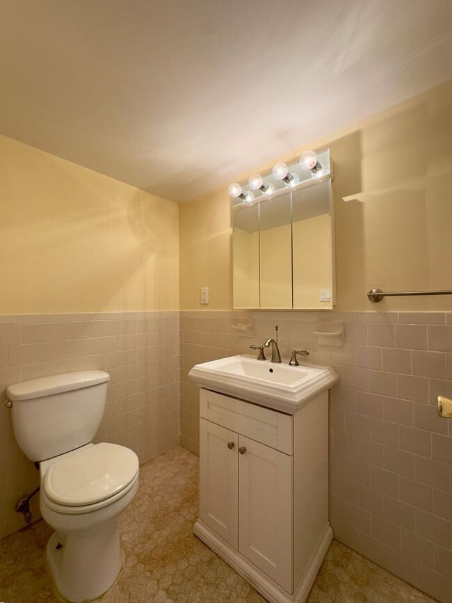 Building Photo - Charming 2 Bedroom/1.5 Bathroom Townhome in Nottingham, MD!