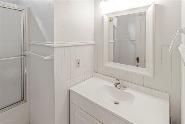 Building Photo - Spacious Updated Cottage