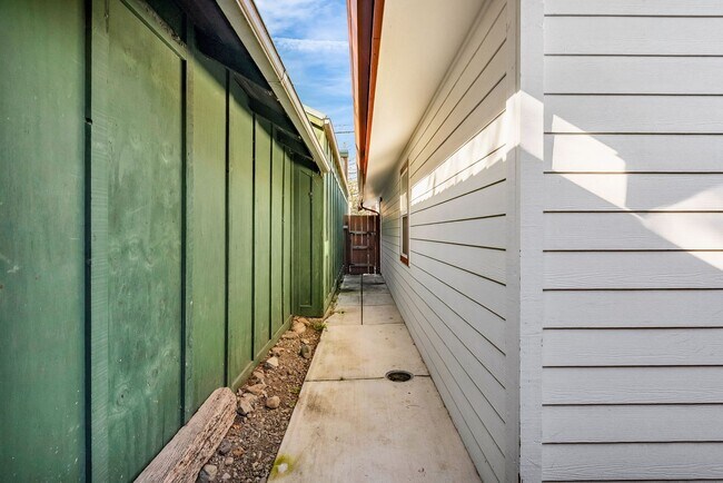 Building Photo - Experience residential luxury living only 2 blocks from the heart of downtown Livermore!!