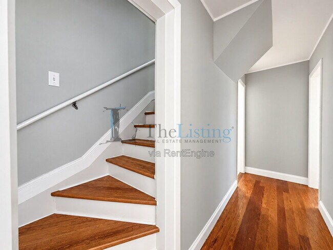 Building Photo - 916 E 25th Ave