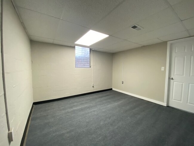 Building Photo - 2 Bedroom, 1 bath home with conditioned ba...