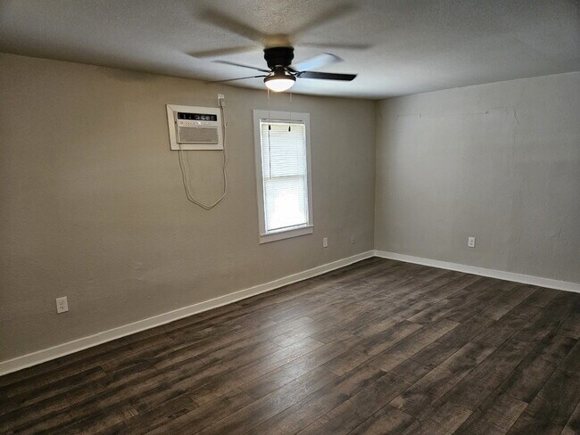 Building Photo - Large one bed/one bath duplex for rent