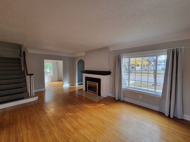 Building Photo - Beautiful Cedar Falls Home