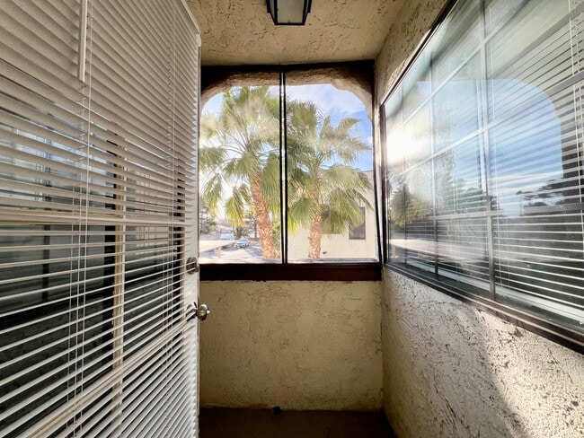 Building Photo - REMODELED 2BD/2BA NEAR JONES/SAHARA W/ COM...