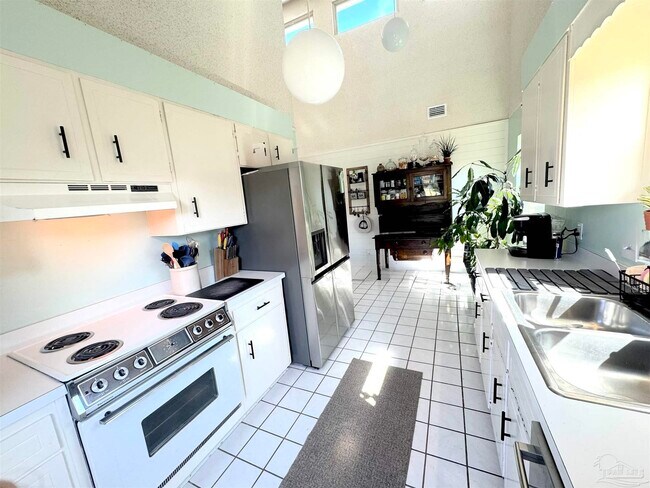 Building Photo - 3585 Riddick Dr