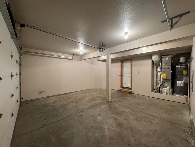 Building Photo - Spacious 4 Bed, 2.5 Bath Home!