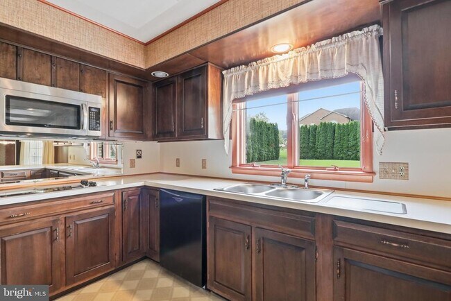 Building Photo - 11475 Pine Hill Dr