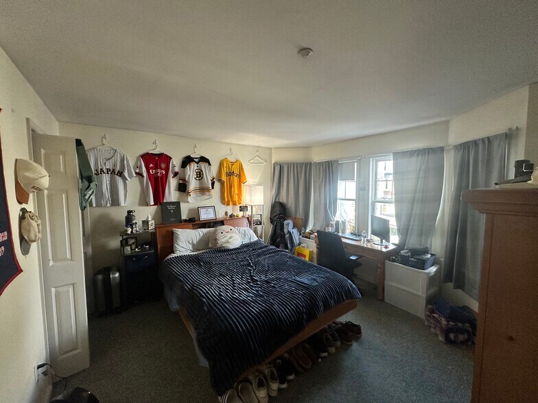 Building Photo - 64 Hillside St