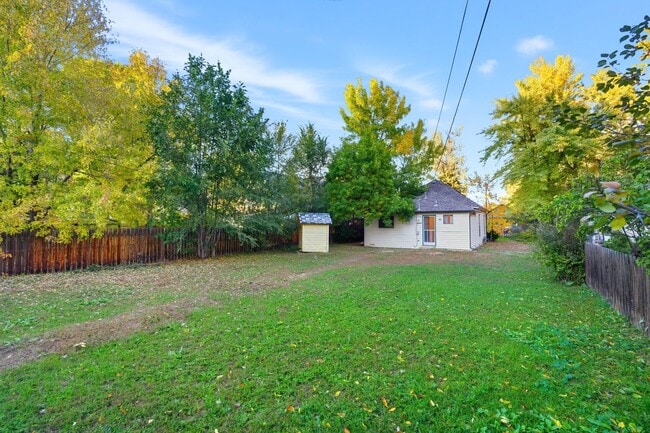 Building Photo - Charming house for rent, with laundry machines included and fenced yard.