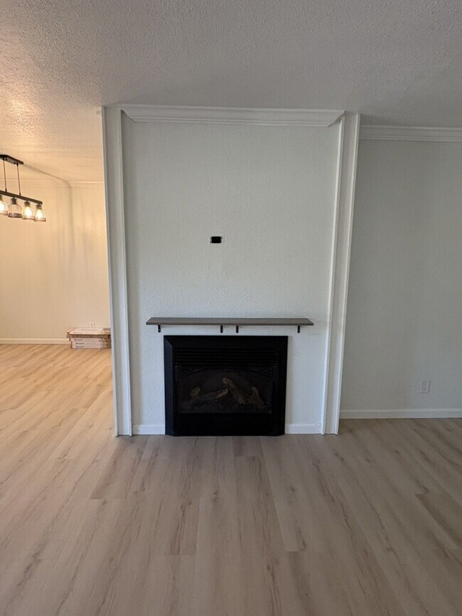 Building Photo - Updated Lauriedale 1 bd/1 ba Condo | Cats Welcome | Pools, Gym & Covered Parking | 10' x 10' Stor...