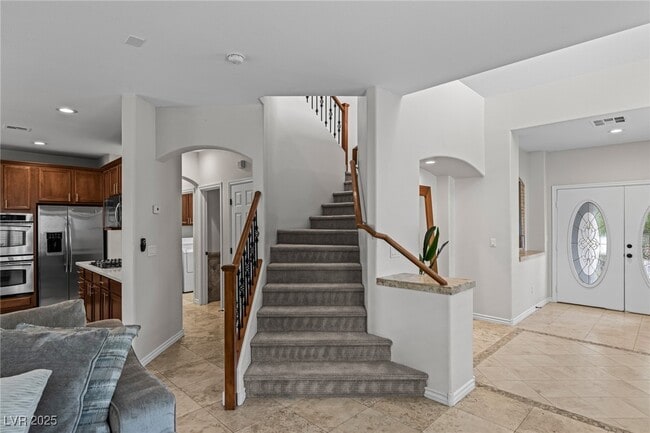 Building Photo - 275 Spectacular St