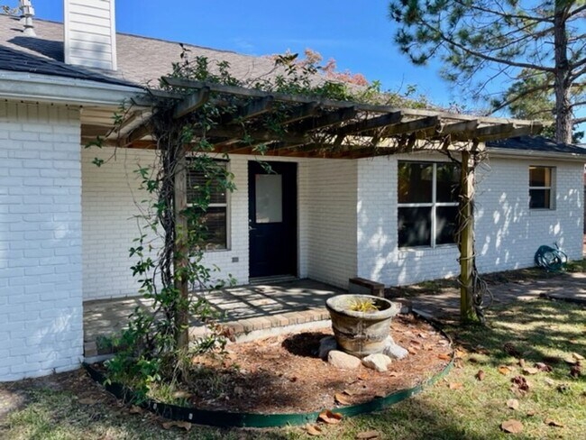 Building Photo - 1315 Forest Shore Dr