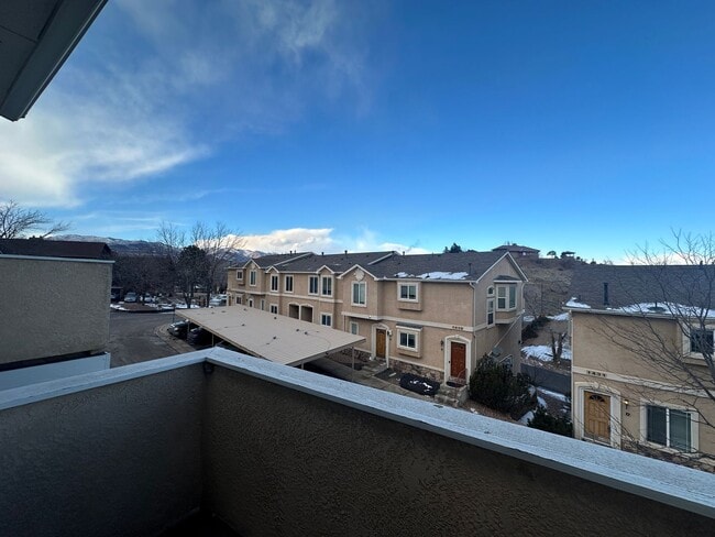 Building Photo - Beautiful 3/3/2 West Side Townhome with Views Available Now!!!