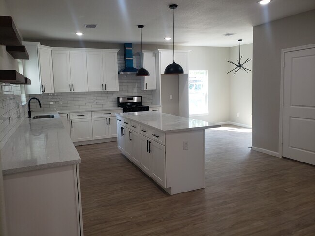 Plenty of cabinet space - 936 W Austin St