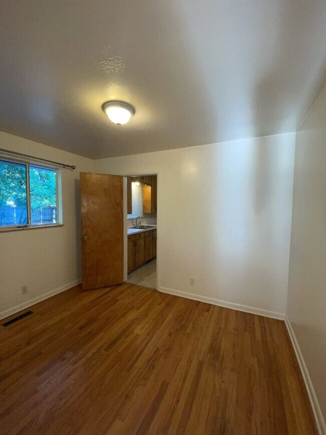 Building Photo - STUDENTS WELCOME! Campus West 5 Bed 2 Bath Ranch w/ Finished Basement