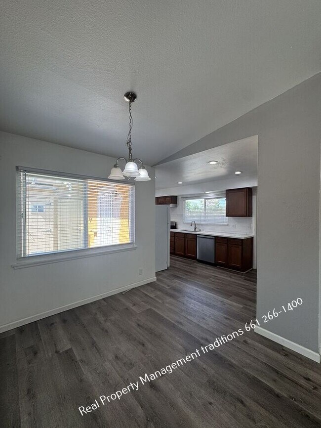 Building Photo - 2 plus 1 duplex -