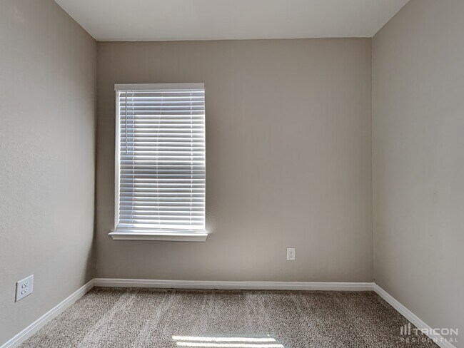 Building Photo - 6215 Baywood Cres
