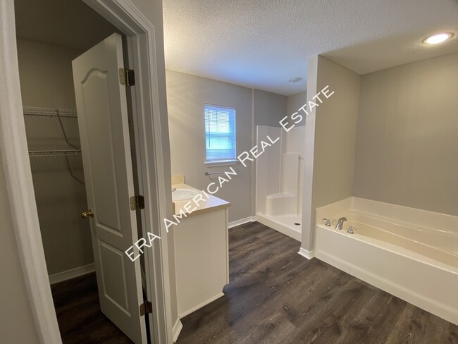 Building Photo - 2110 Bahama Dr