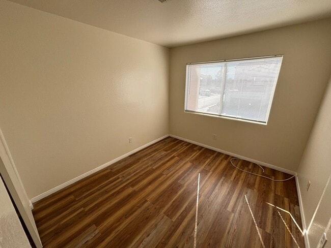 Building Photo - Beautiful 3Bed/3Bath Townhome w/ Garage lo...