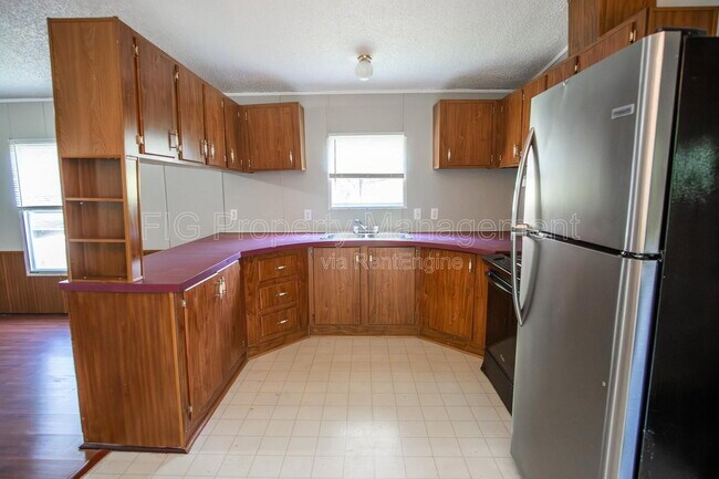 Building Photo - 821 Hillvale Rd