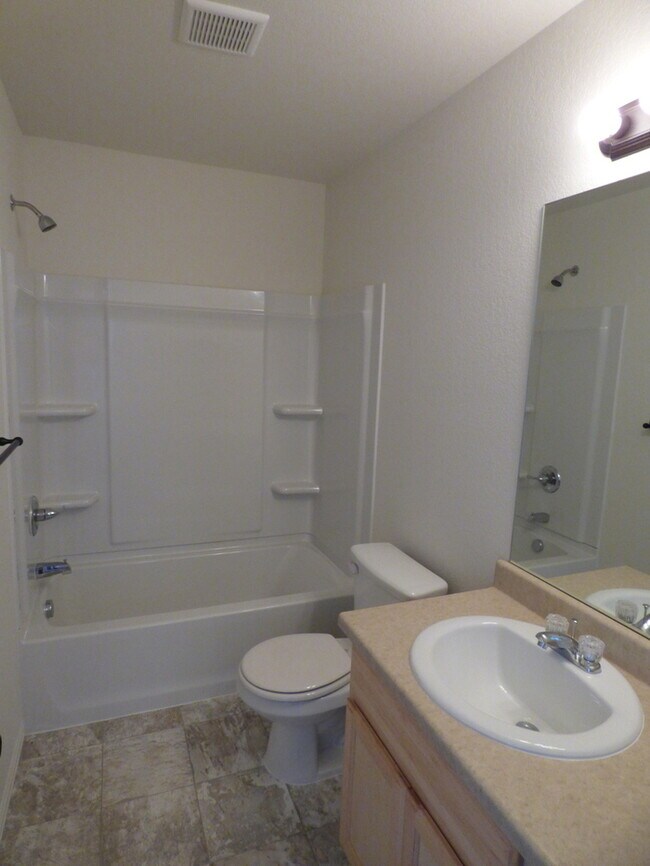 Building Photo - Two Story 3 Bed / 2.5 Bath Home in Windsor!