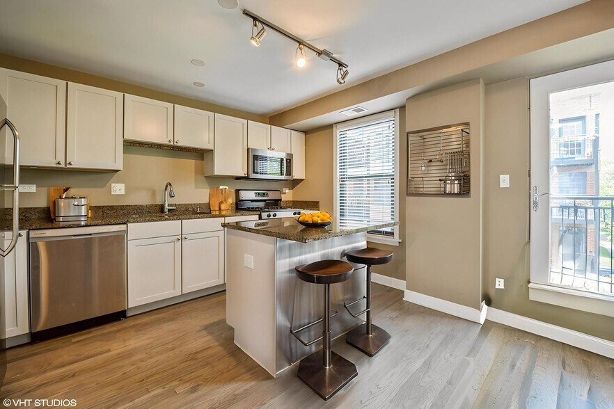 Building Photo - 2545 W Catalpa Ave