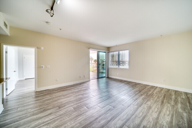 Open Living Space - Alon Roma Luxury Apartment Homes