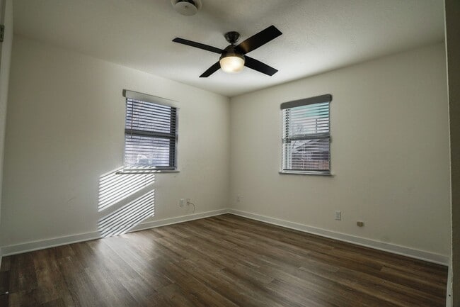 Building Photo - 3 Bedroom 2 Bath home on HUGE lot in Farmington!