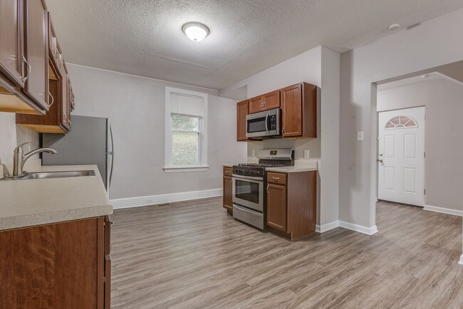 Building Photo - Available August  2026 - Beautiful 2.5 Bedroom, 1 Bath Home in Mt. Washington Area!