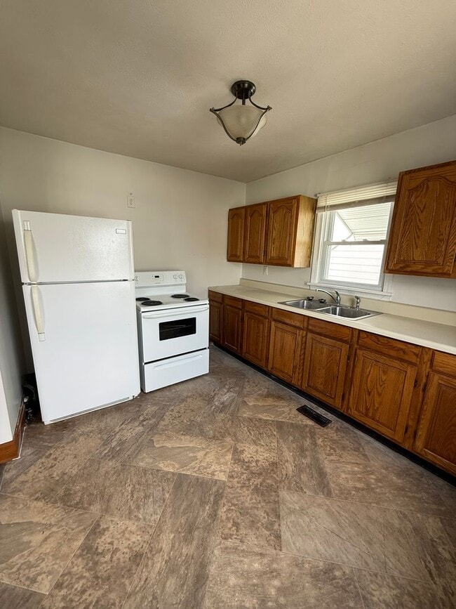 Building Photo - 1213 Grosscup Ave