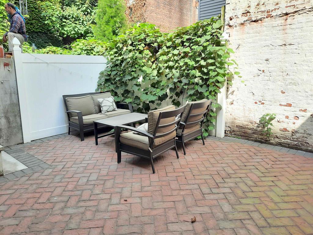 Common yard - 603 Bloomfield St