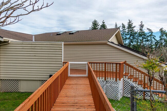 Building Photo - Charming Upper-Level Home with Water View – Walk to Downtown Coupeville