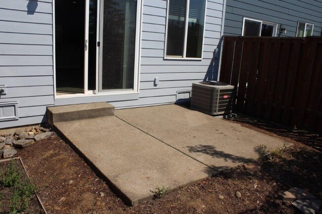 Building Photo - Beautiful 3 Bed/ 2.5 Bath Townhome w/ Gas ...