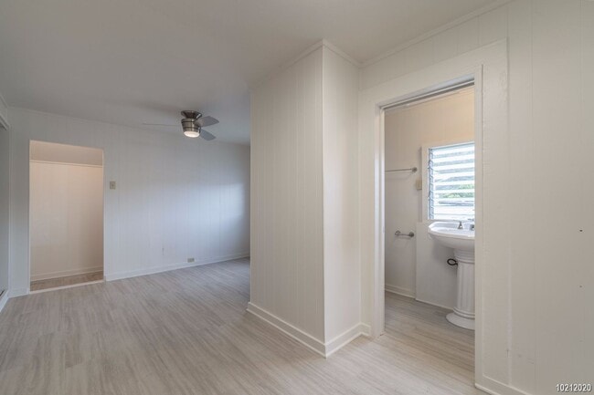 Building Photo - $1425 Beautiful Studio in Manoa 2646A Oahu...