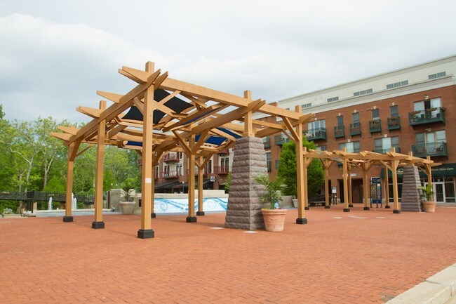 Creekside - 116 N High St