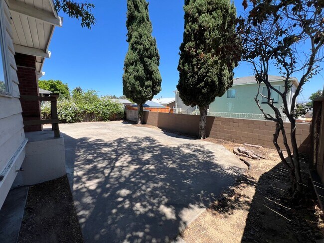 Building Photo - 2753 Buena Vista Ave
