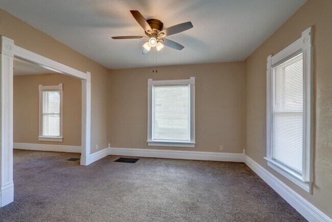 Building Photo - 427 Vernal Ave