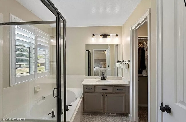 Building Photo - 31 W Mutton Hollow Rd