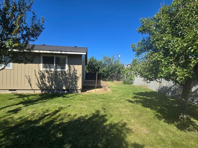Building Photo - 1448 SW Canyon Dr