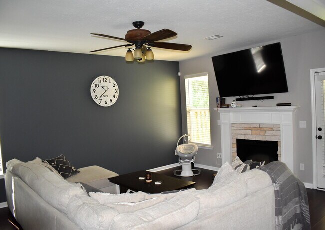 Building Photo - 3262 Alexandria Dr