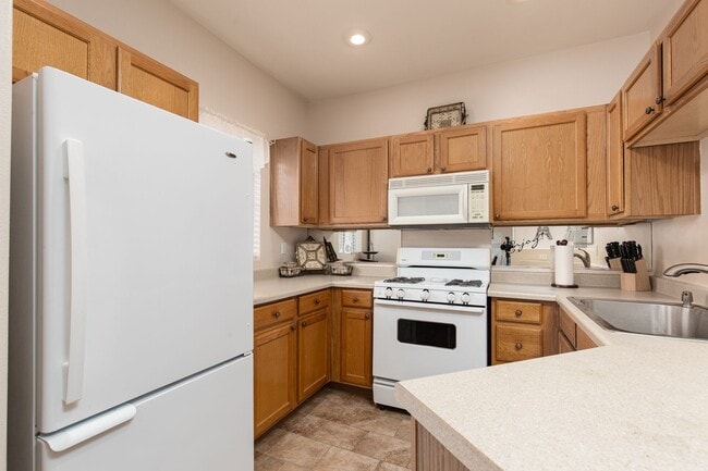 Building Photo - Fully furnished luxury 3br townhome with garage in gated Summerlin community