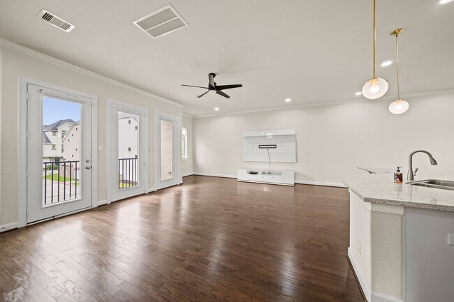 Building Photo - 2025 Cambridge Heights Pl