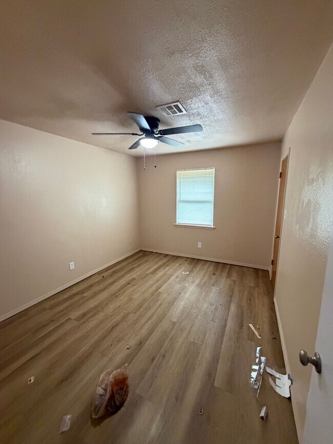 Building Photo - 2128 E Meandering Way