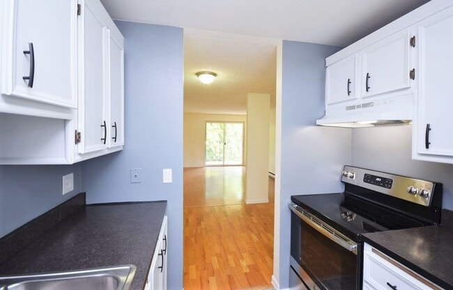 Building Photo - Updated 2 Bed Condo in Prime Location!