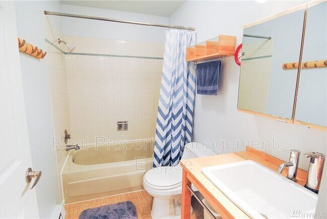 Building Photo - 3825 NE 155th Pl