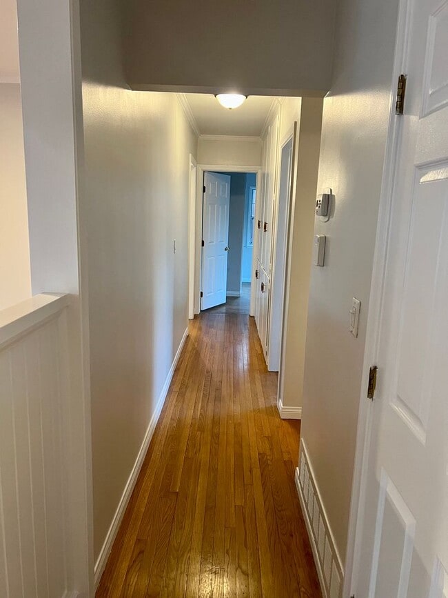 Building Photo - Spacious 3 Bedroom House with Private Gara...