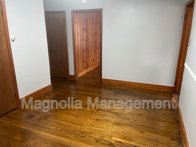 Building Photo - 866 Dabney Dr