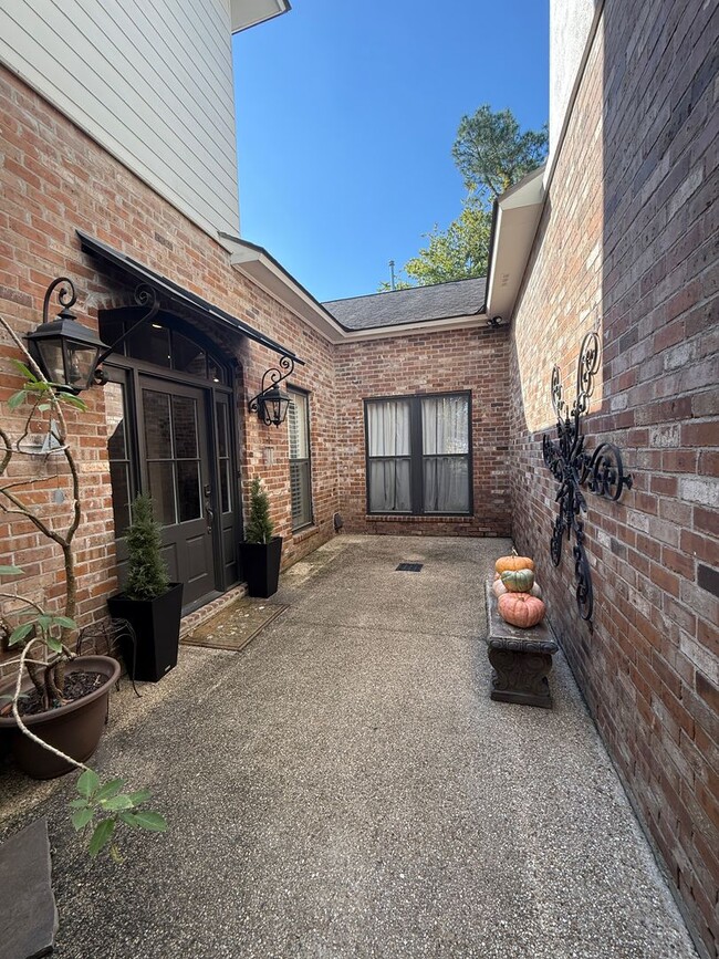 Building Photo - Must See this Beautiful  3/2 Townhome  Available NOW